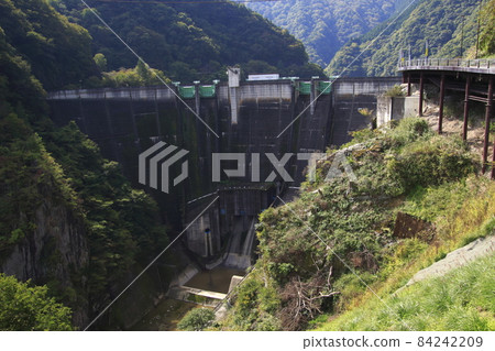 Arakawa in early autumn: Futase Dam (Chichibu City, Saitama Prefecture) 84242209