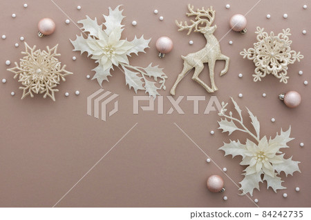 Christmas tree decorations on powdery background 84242735
