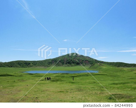 在新鮮的綠色阿蘇/草千里濱（熊本縣阿蘇市）玩耍的人們 84244993