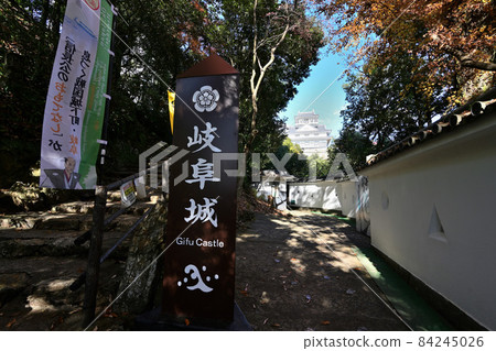 在藍天城堡塔和牆壁的岐阜城 在藍天城堡塔和牆壁的岐阜城 84245026