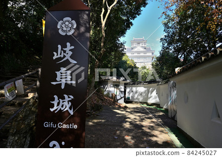 在藍天城堡塔和牆壁的岐阜城 在藍天城堡塔和牆壁的岐阜城 84245027