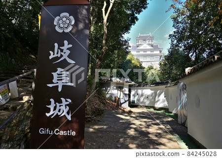 在藍天城堡塔和牆壁的岐阜城 在藍天城堡塔和牆壁的岐阜城 84245028