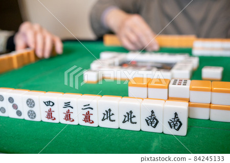 在電動麻將桌上打麻將 84245133