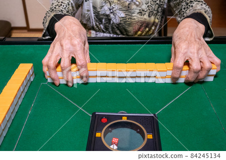 在電動麻將桌上打麻將 84245134