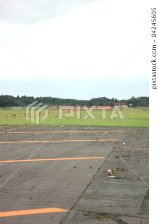 See the landing approach guide light that guides the aircraft to the landing point from the runway of Narita International Airport 84245605