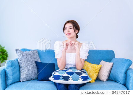 年輕女子在房間裡放鬆 84247017