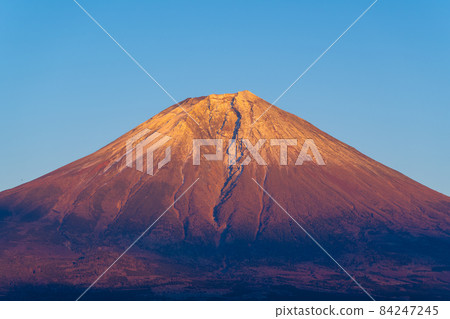Red Fuji seen from Lake Tanuki 84247245