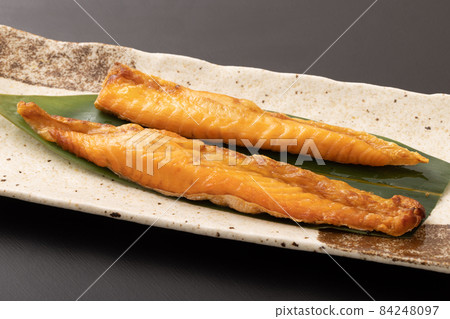 烤鱒魚鮭魚加鹽 84248097