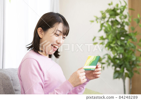 看到存摺很高興的女人 84248289