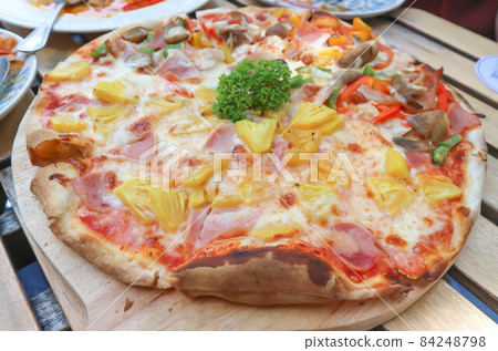pizza or Hawaiian pizza , ham and cheese pizza 84248798