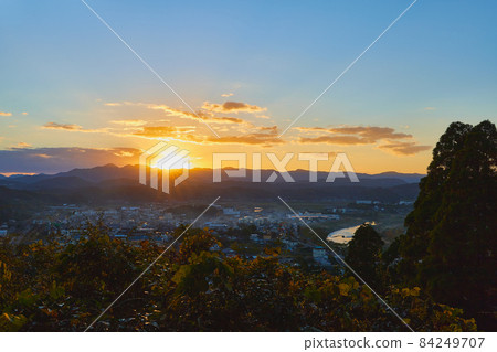 從松尾城遺址（鹿兒島縣愛良郡結水町甲羽）看黃昏時的街景 84249707