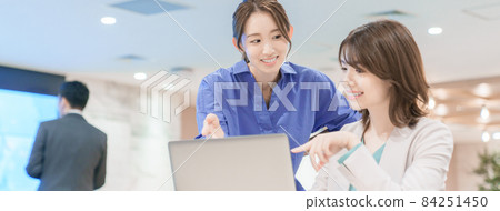 Young woman having a meeting 84251450