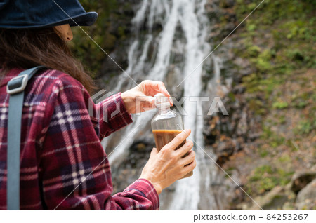 休息看秋葉瀑布的中年婦女 84253267