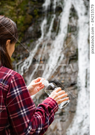 休息在秋葉瀑布的中間婦女 休息在秋葉瀑布的中間婦女 84253579