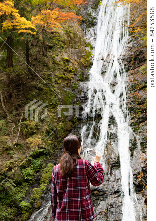 休息在秋葉瀑布的中間婦女 休息在秋葉瀑布的中間婦女 84253588