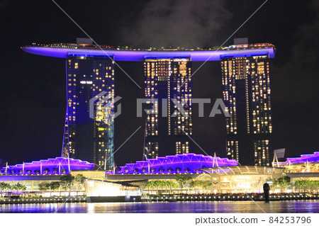 新加坡濱海灣龍巨型度假酒店濱海灣金沙和魚尾獅夜景景點 新加坡濱海灣龍巨型度假酒店濱海灣金沙和魚尾獅夜景景點 84253796