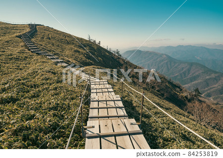 [德島縣] 從鶴木山頂的小屋眺望的自然風光 84253819