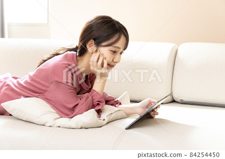 一個女人在客廳放鬆 一個女人在客廳放鬆 84254450