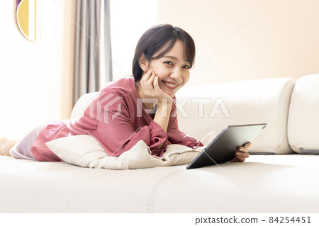 一個女人在客廳放鬆 一個女人在客廳放鬆 84254451