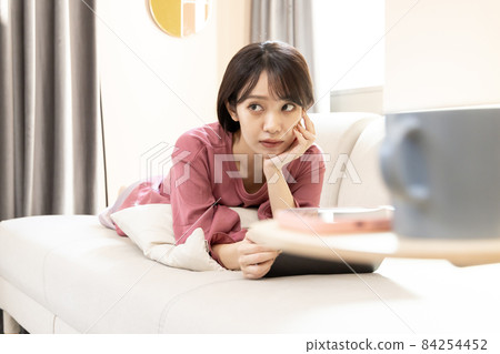 一個女人在客廳放鬆 一個女人在客廳放鬆 84254452