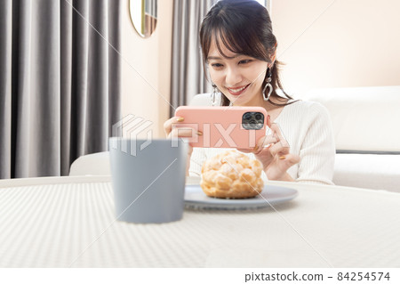 女人拍照的糖果 女人拍照的糖果 84254574