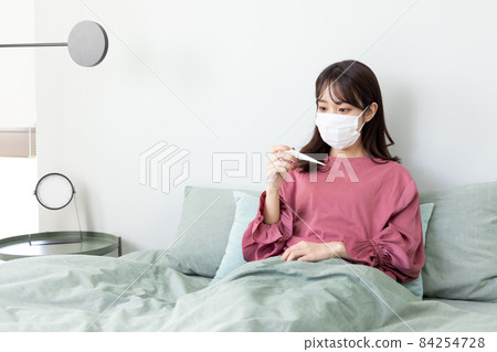 臥室裡的女性，發燒，感染，身體狀況不佳 84254728