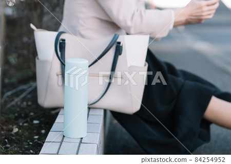 使用我的瓶子的女商人 84254952