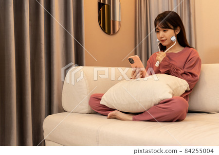Woman relaxing in the living room 84255004