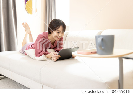 一個女人在客廳放鬆 84255016