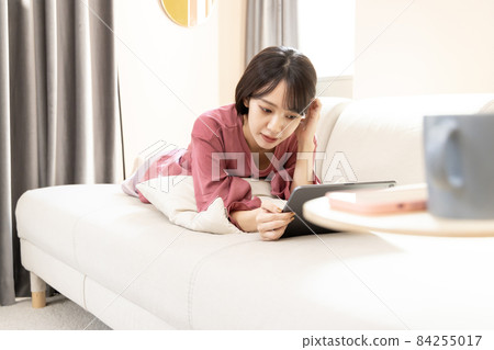 一個女人在客廳放鬆 一個女人在客廳放鬆 84255017