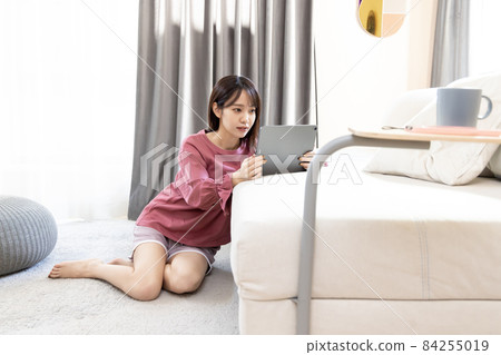一個女人在客廳放鬆 一個女人在客廳放鬆 84255019