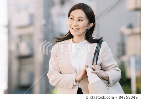 Japanese business woman in a suit 84255049