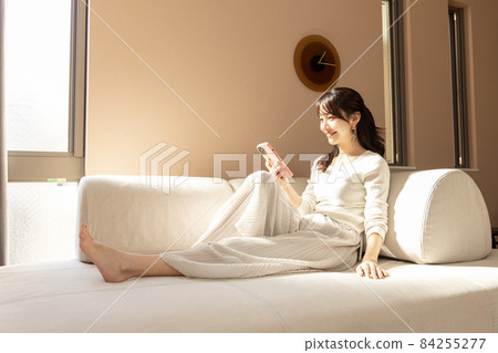 一個女人在客廳放鬆 84255277