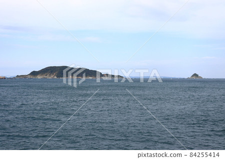 Ozukumi Island and Kozukumi Island off the coast of Toshijima, Mie Prefecture Ozukumi Island and Kozukumi Island off the coast of Toshijima, Mie Prefecture 84255414