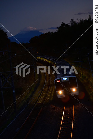 A regular down train that goes down the Chuo Main Line at dusk with Fuji in the background of Mayor, Hokuto City. A regular down train that goes down the Chuo Main Line at dusk with Fuji in the background of Mayor, Hokuto City. 84255462