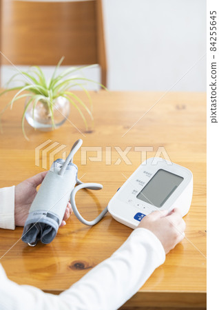 Woman measuring blood pressure 84255645