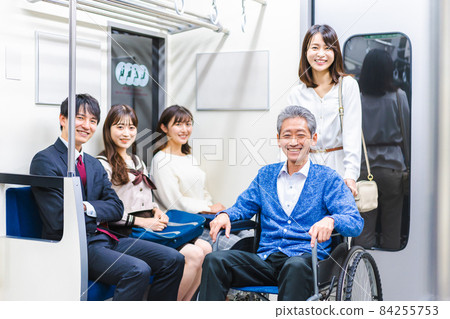乘坐火車或地鐵出行的人 乘坐火車或地鐵出行的人 84255753