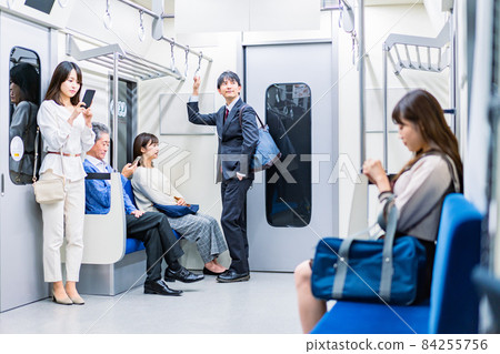 乘坐火車或地鐵出行的人 乘坐火車或地鐵出行的人 84255756