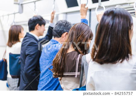 乘坐火車或地鐵出行的人 84255757