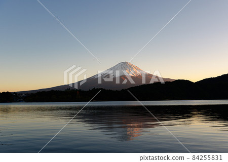 Upside-down red Fuji on the shore of Lake Kawaguchi at dusk Upside-down red Fuji on the shore of Lake Kawaguchi at dusk 84255831