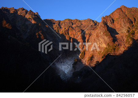 深秋黎明時分，谷川山和倉澤一野的絕景 84256057