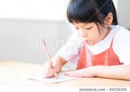 在補習班學習的小學生。 在補習班學習的小學生。 84256305