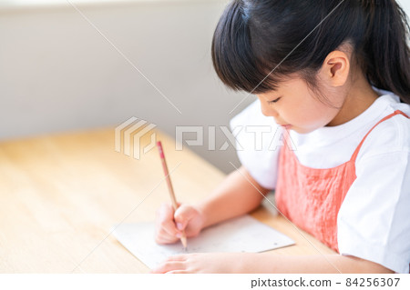 在補習班學習的小學生。 在補習班學習的小學生。 84256307