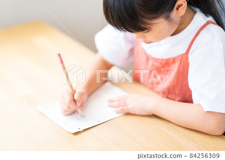 在補習班學習的小學生。 在補習班學習的小學生。 84256309