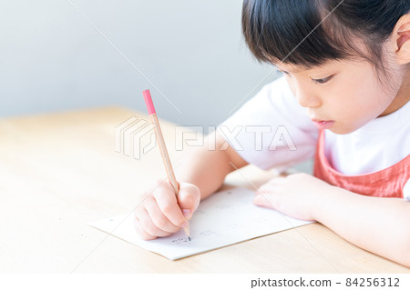 在補習班學習的小學生。 在補習班學習的小學生。 84256312