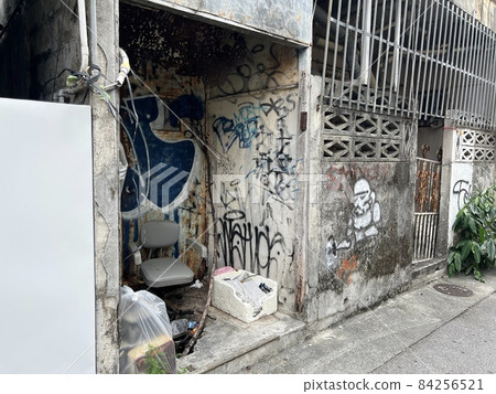 在城市繪製的塗鴉藝術 84256521