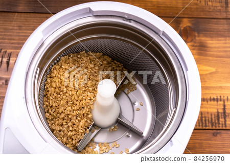 Polish brown rice with a rice mill 84256970