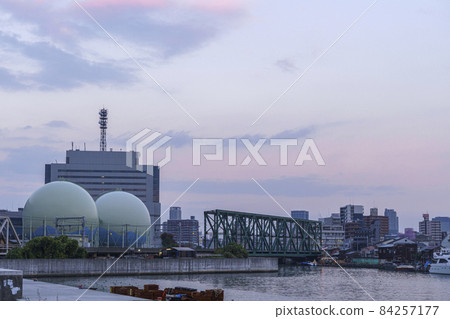 從 Shirinashi 河護岸（大阪府大阪市港區 Oka）的煤氣罐夜景 84257177