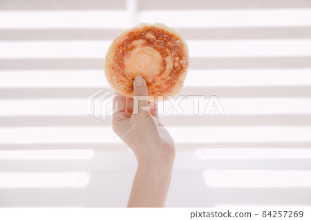 一隻手拿著韓國冬季小吃 hotteok 84257269