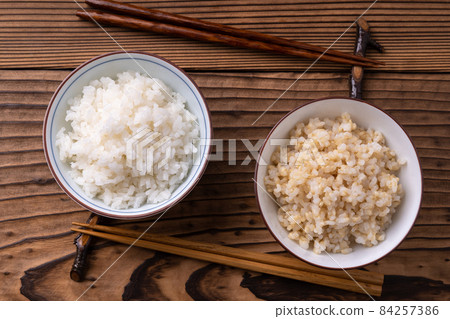 Brown rice and white rice 84257386